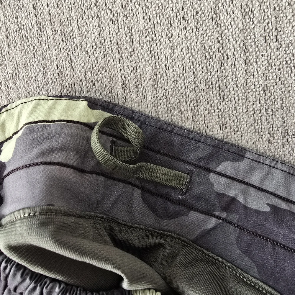 Lululemon Camo Print Running Women's Shorts Sz 4 Tall - Picture 8 of 8